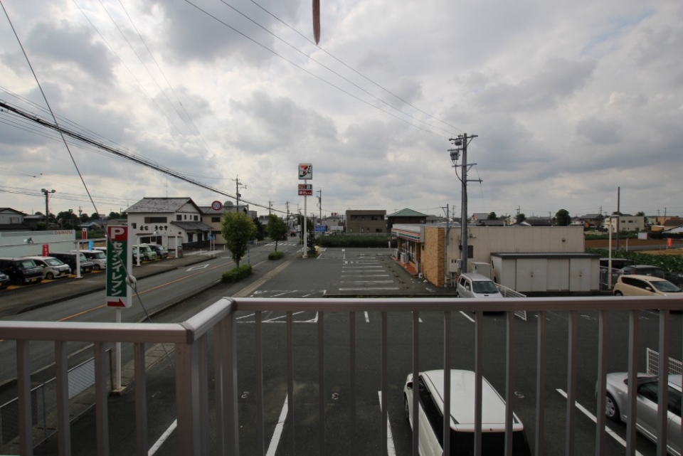 お部屋の目の前はセブンイレブンで便利。