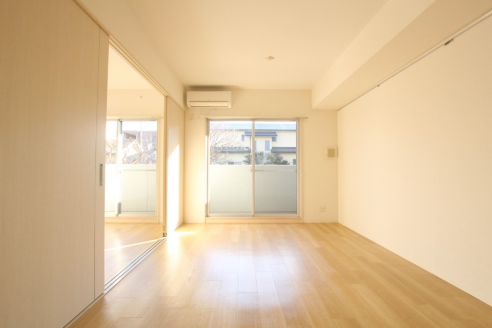 リビング。6帖のお部屋は共に南向きで日当たり良好。