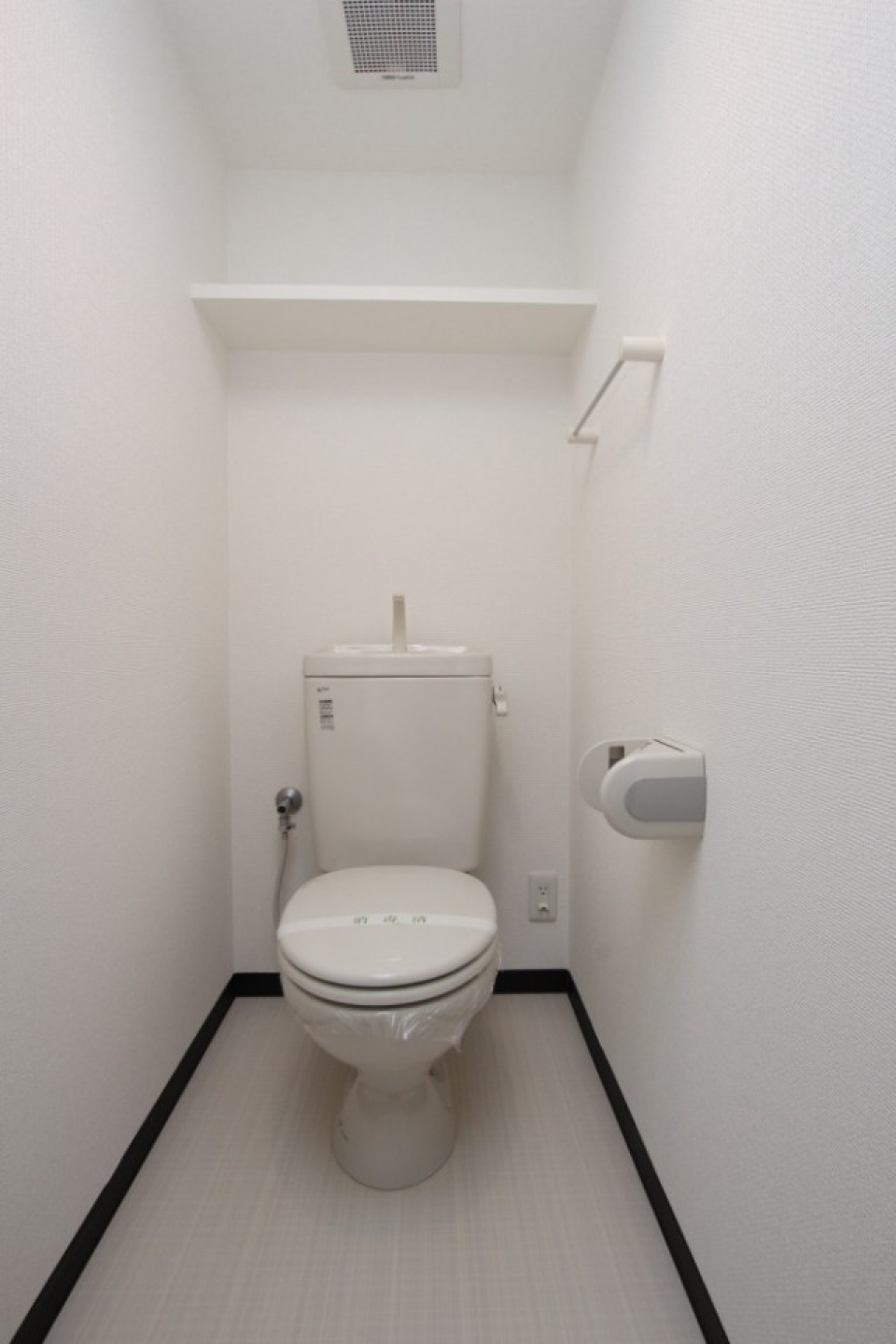 ウォシュレットこそ付いていないが電源はあるので設置可能。