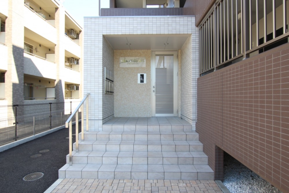 防犯対策でエントランスにオートロックは付いているが...。