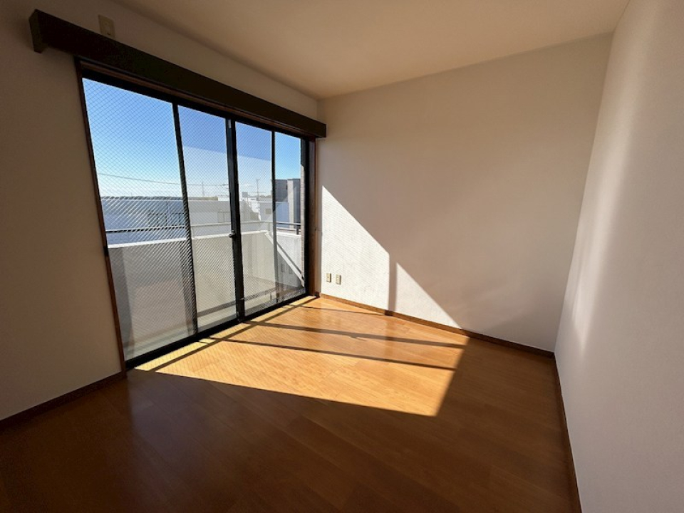 このお部屋にもバルコニー付き