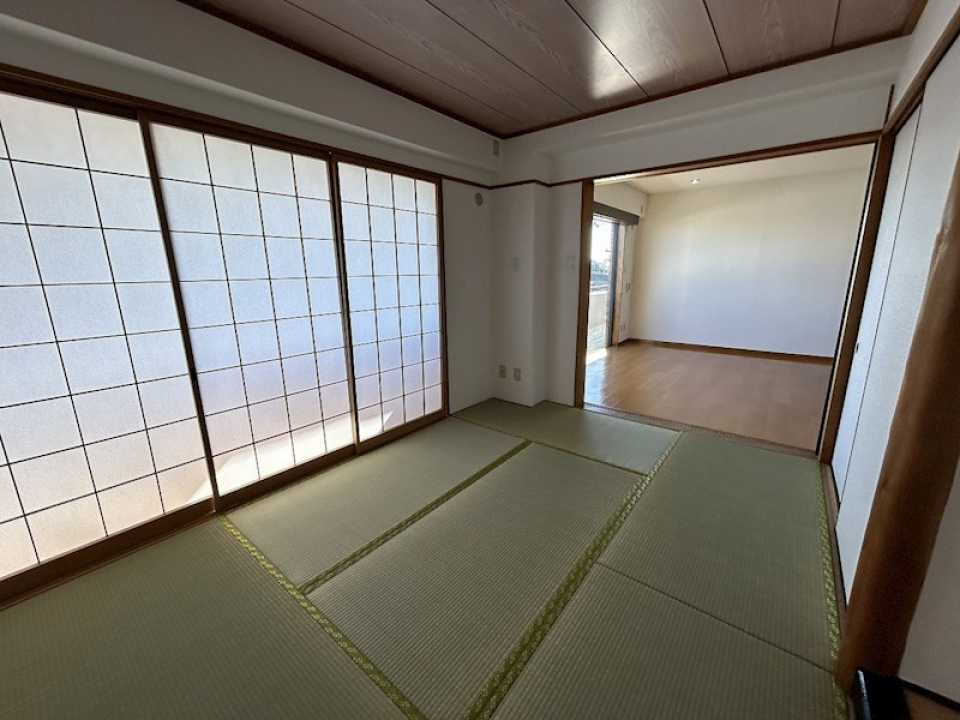 リビング横の6帖の和室。襖の向こうには縁側スペースが