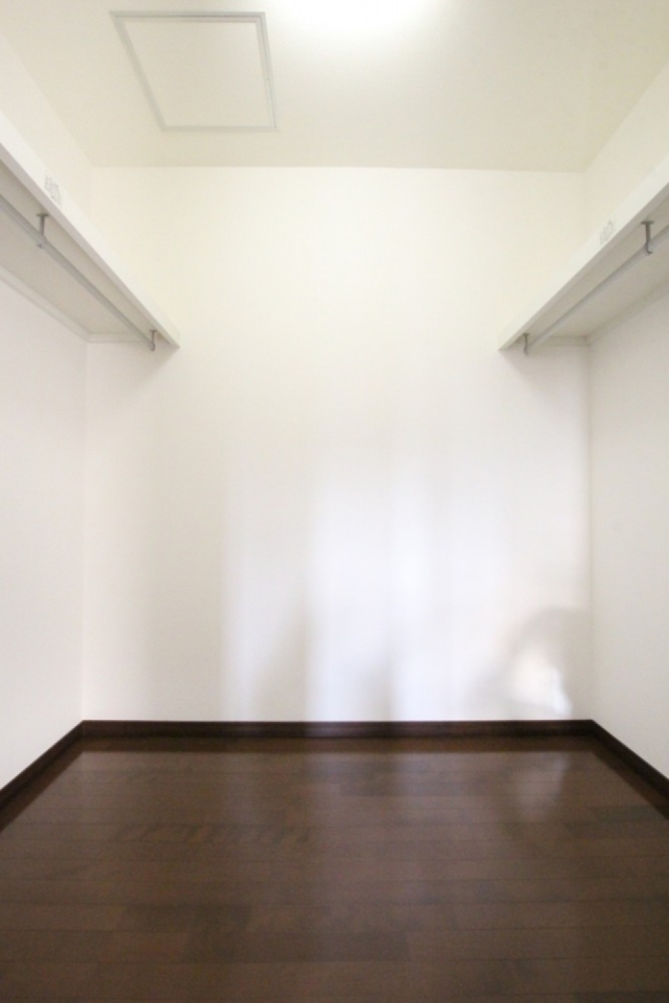 これは広いっ！、まさに奥様の衣装部屋。