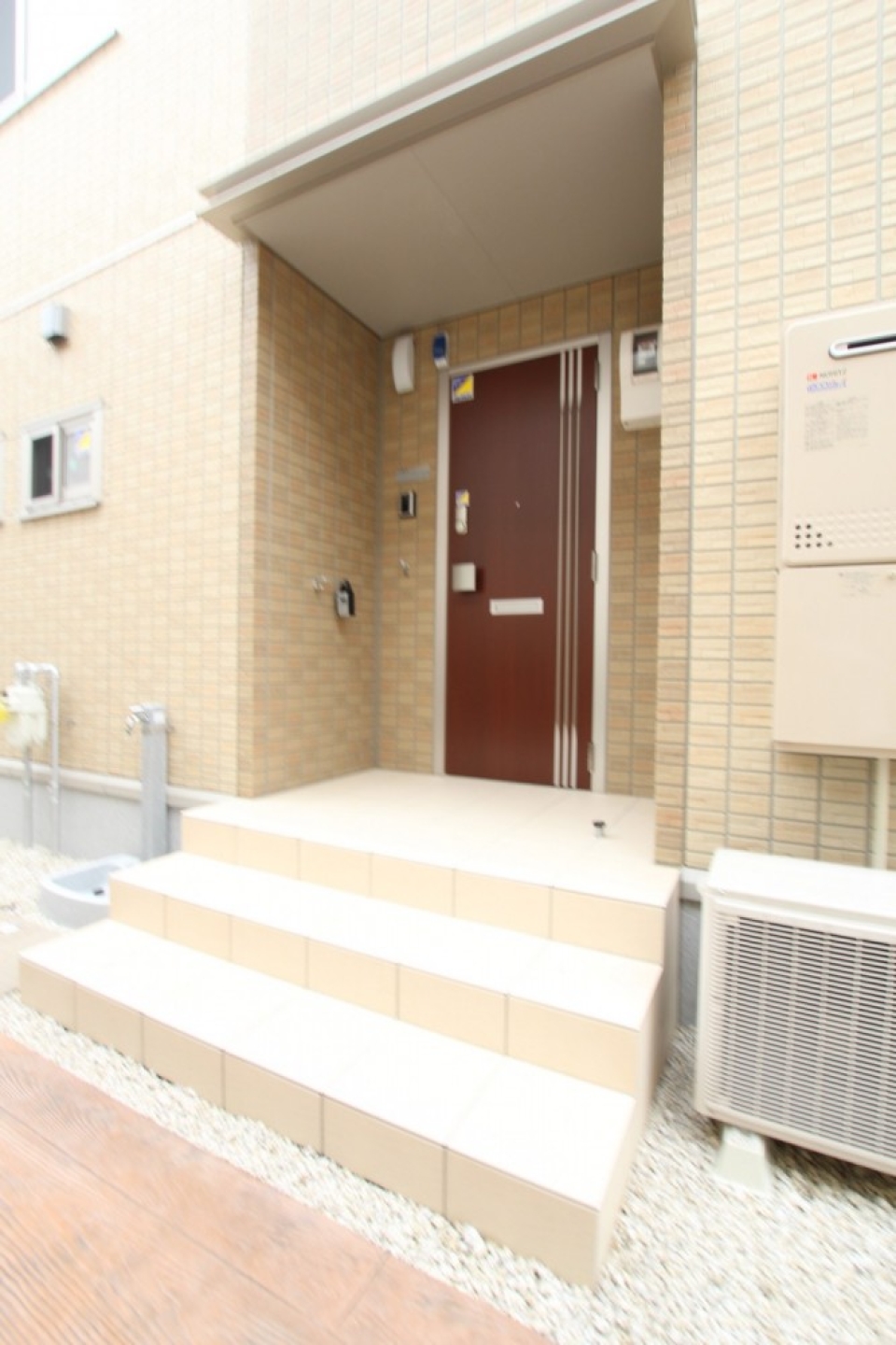 各戸玄関脇にペット用足洗い場有り