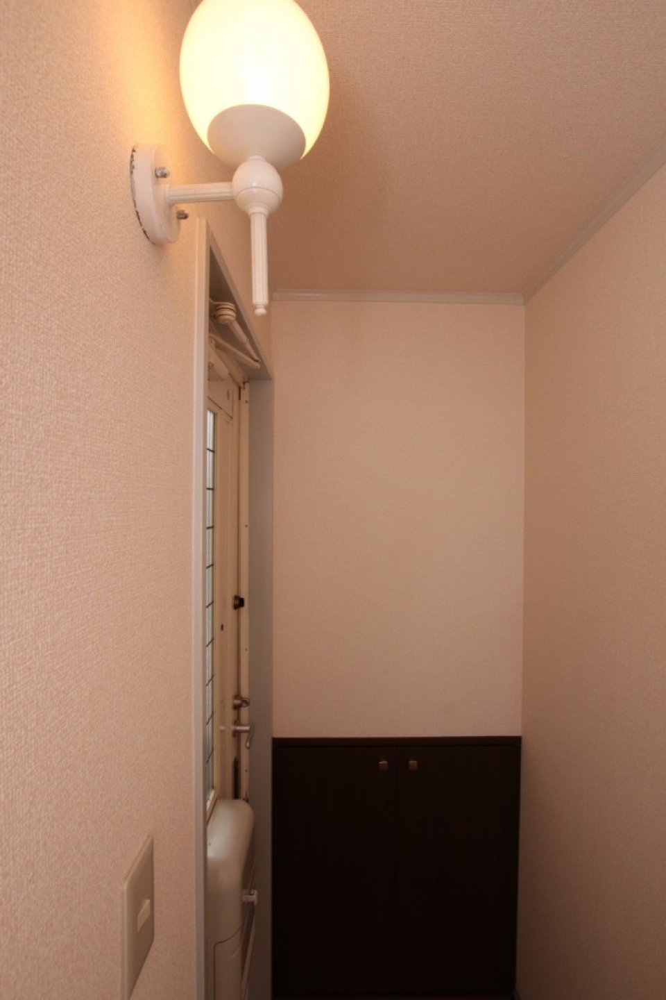 玄関を明るく照らす球体照明に心がキュンと