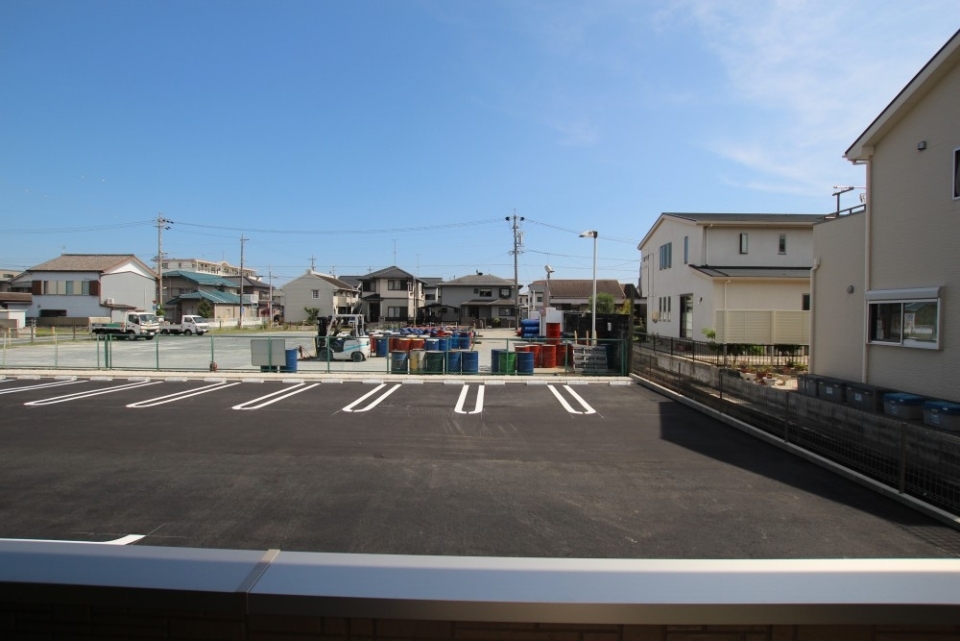 お部屋の目の前が駐車場で日当たりを確保。 