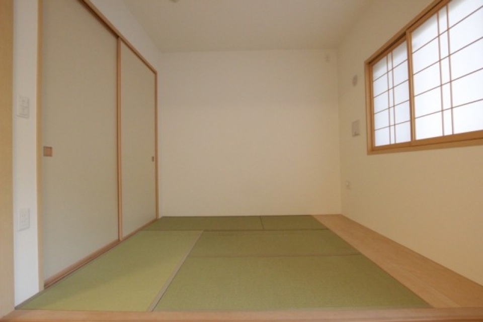 畳の緑と白、木目の調和がとれています。