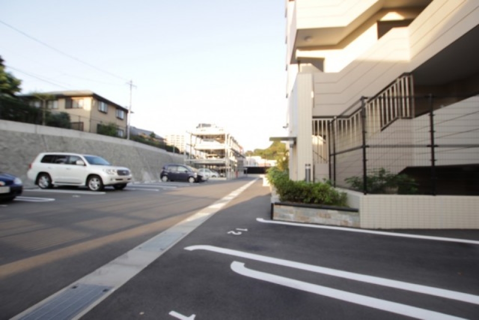 広い駐車場の出入口は、シャッターボタンで開閉。