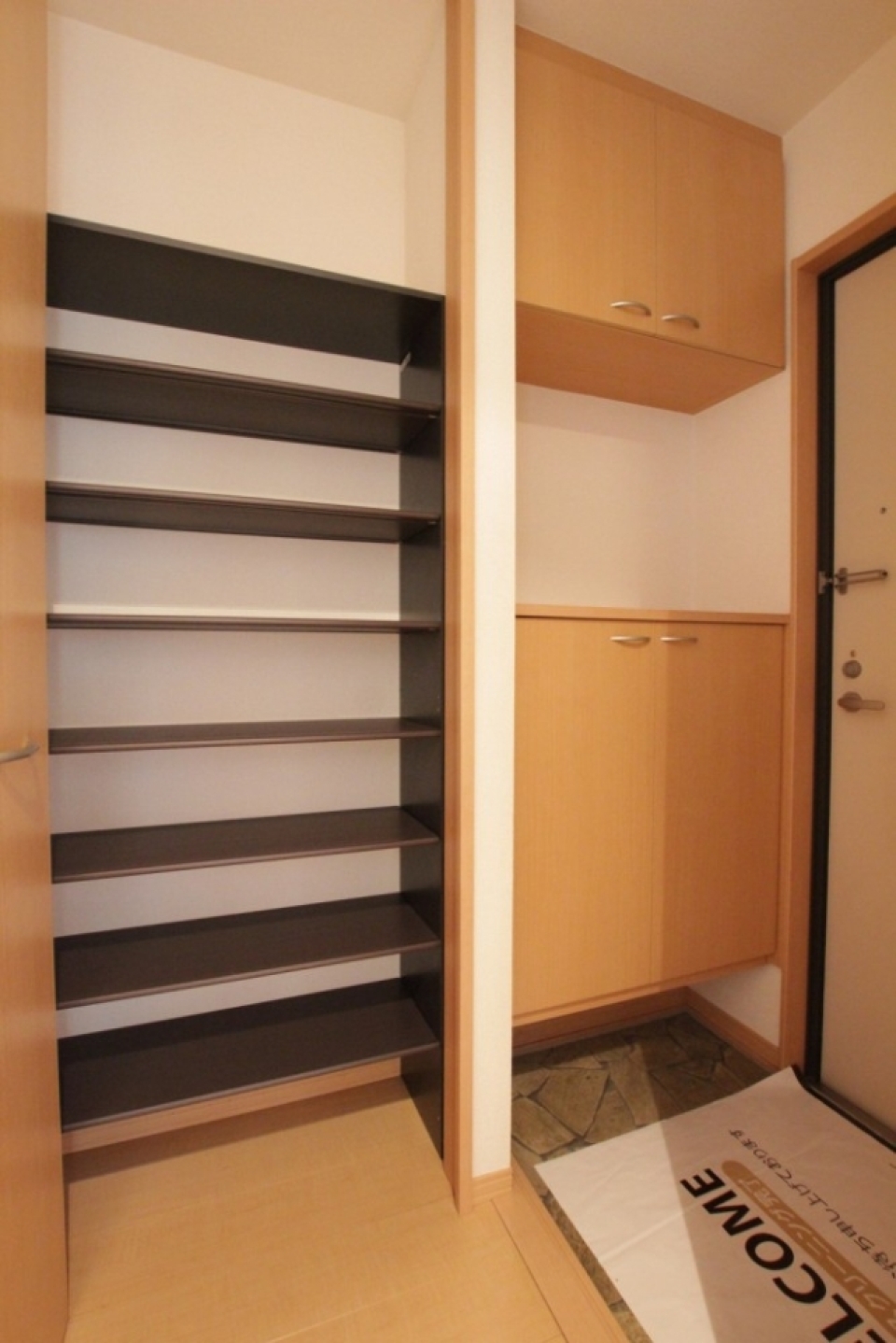 たたきと廊下部分にシューズBOX。靴はたくさん置けます。