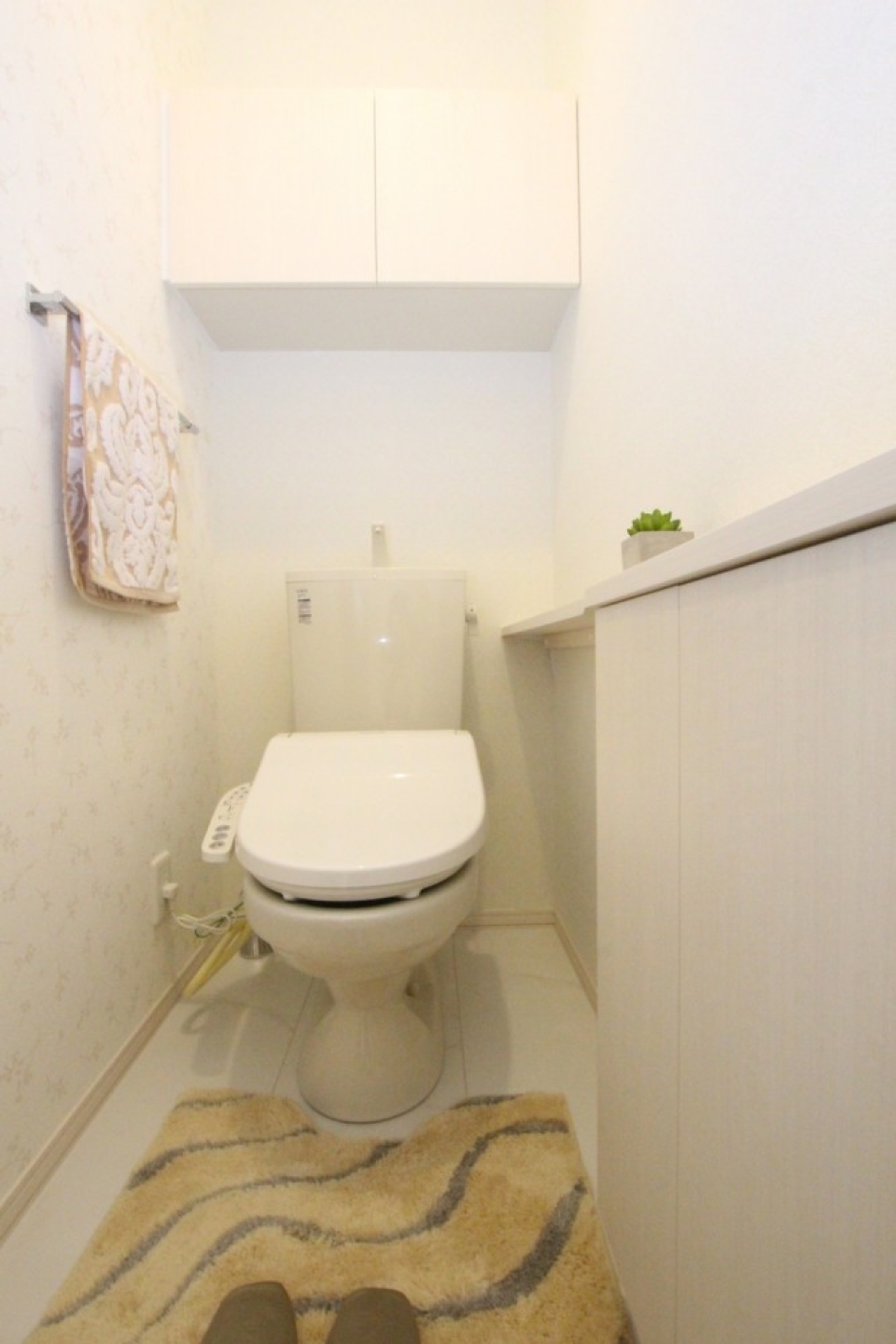 トイレは各階に、共にシャワートイレ付き。