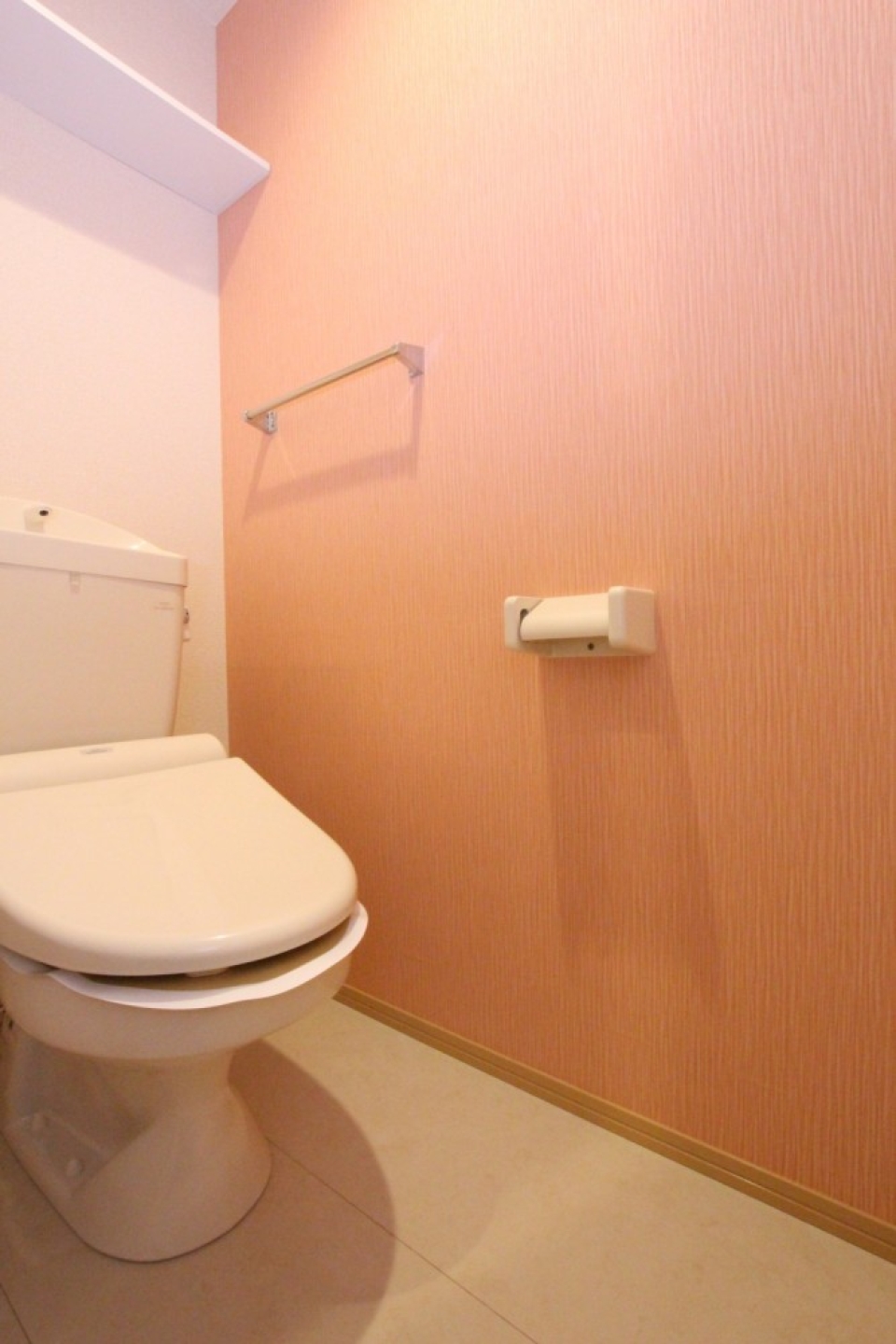 トイレはオレンジカラーのアクセントウォール