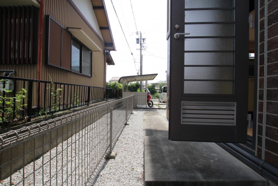 勝手口から庭へと続きます。