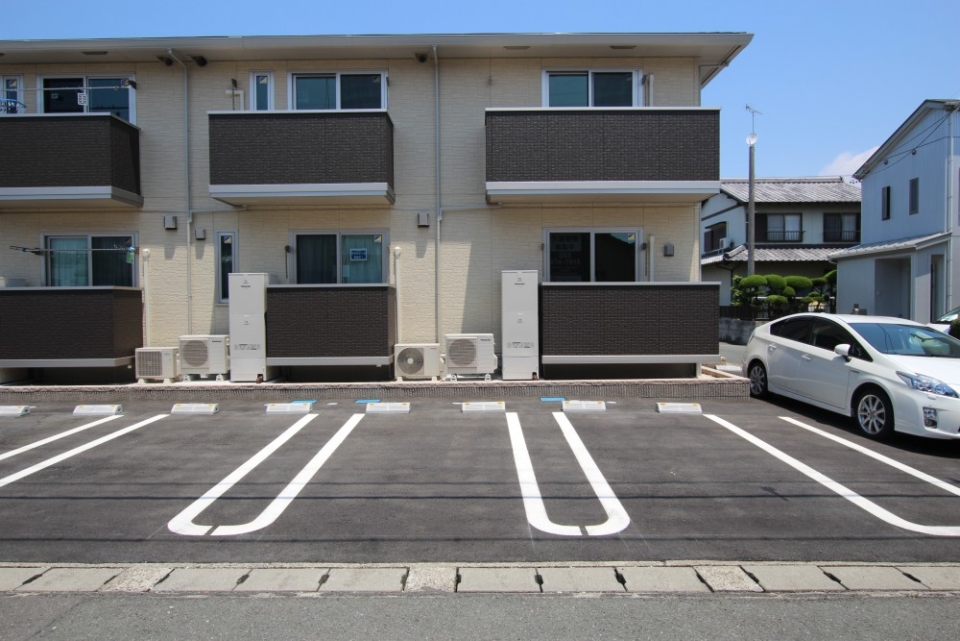 駐車場は、平置きタイプでしっかり整備されています