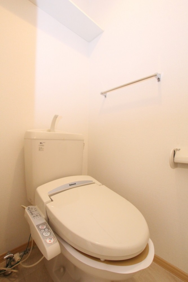 ウォシュレット付き。トイレは少し狭め。