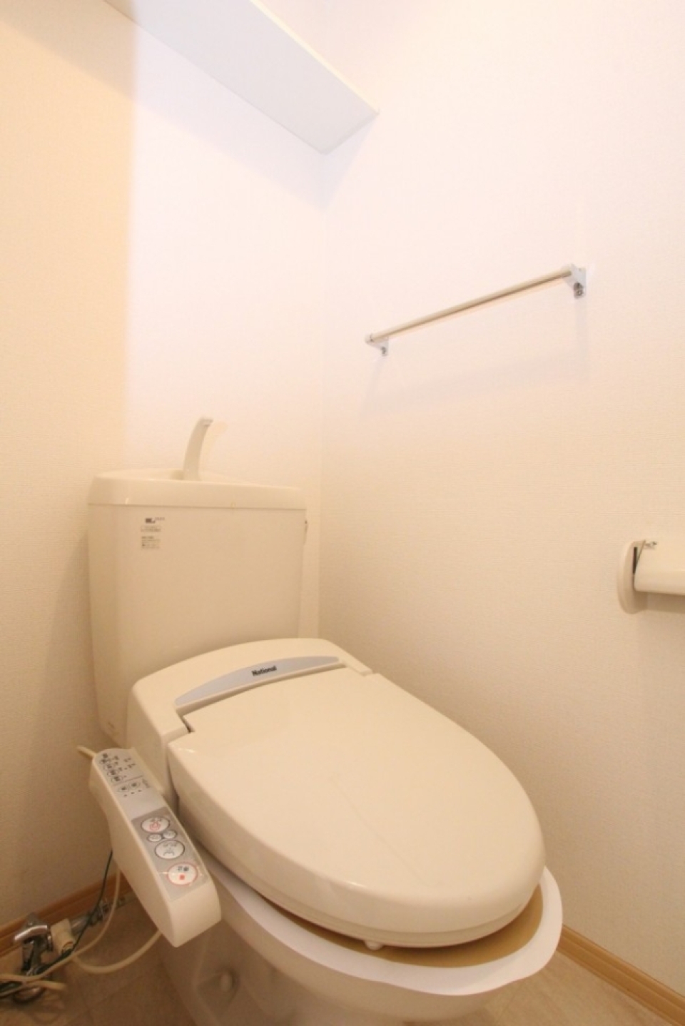 ウォシュレット付き。トイレは少し狭め。