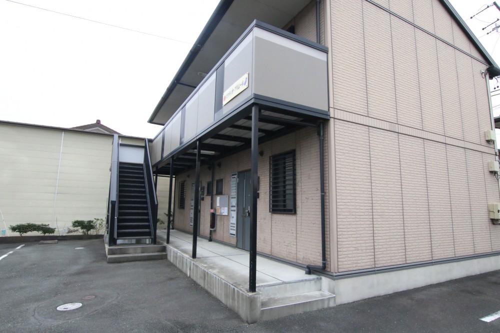 外観はザ・アパートという感じ。