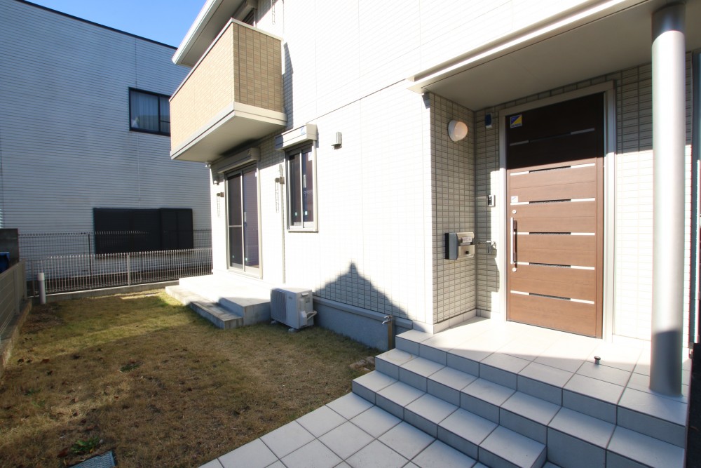 芝の庭付き。子供の遊び場には最適。
