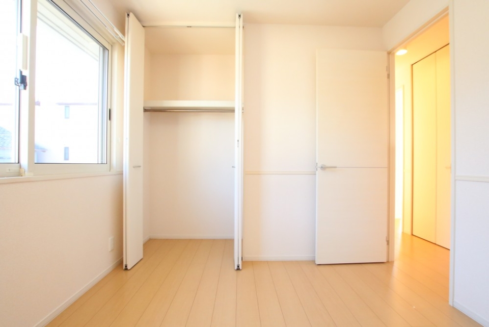 各部屋に収納があるので各々の荷物は自分の部屋に。