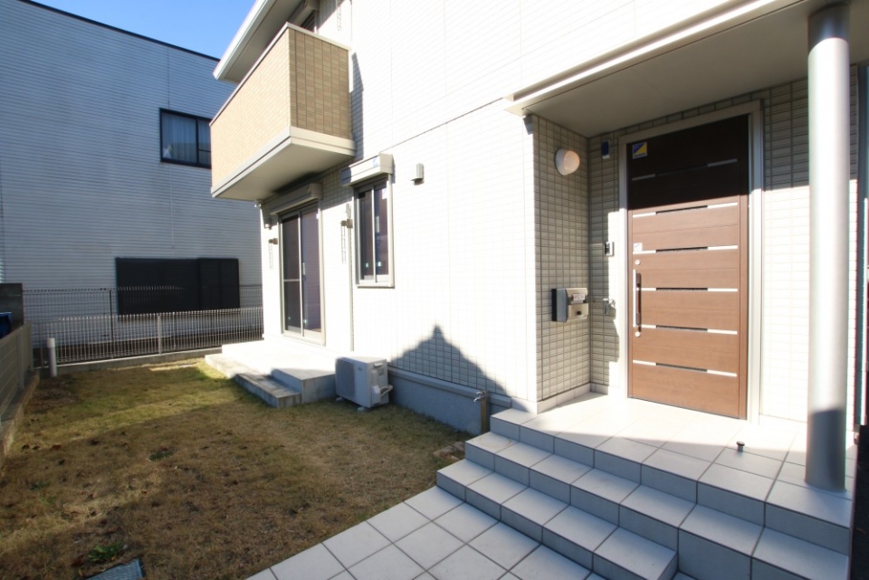 芝の庭付き。子供の遊び場には最適。