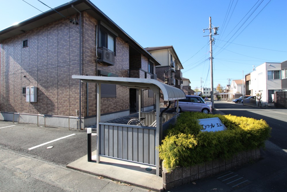 閑静な住宅街だけど、上島駅が徒歩圏内です。