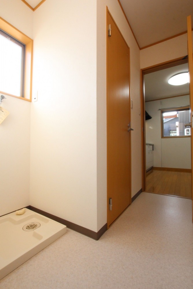 A号室は角部屋で自然光がたっぷり振り注ぐ。