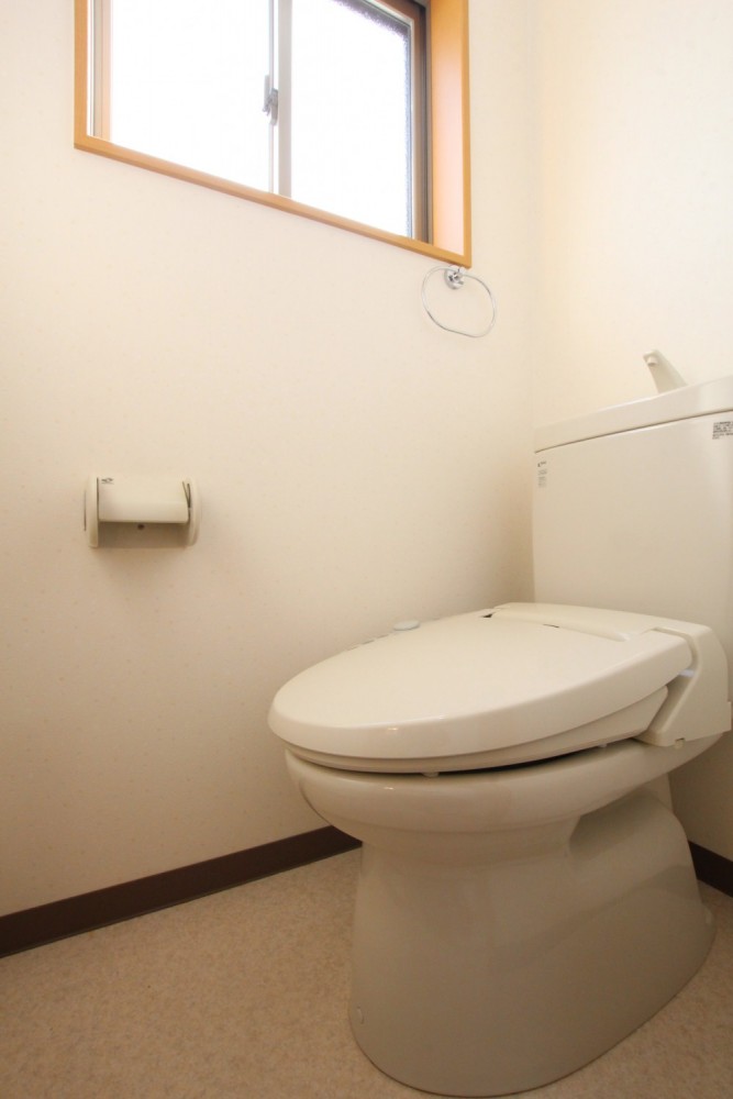 トイレもほらこんなにも明るい。