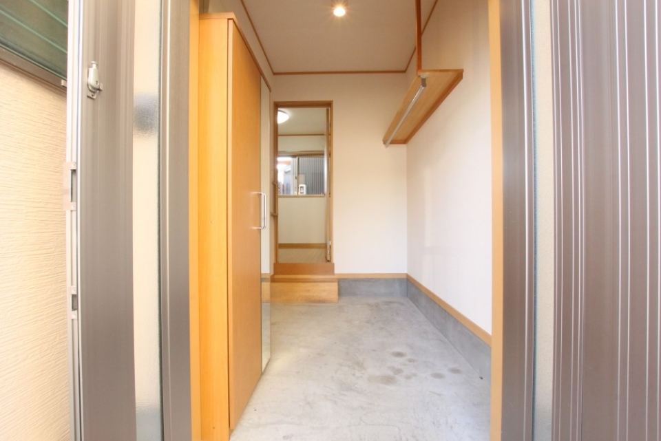 奥行き257㌢の小さな整備場。