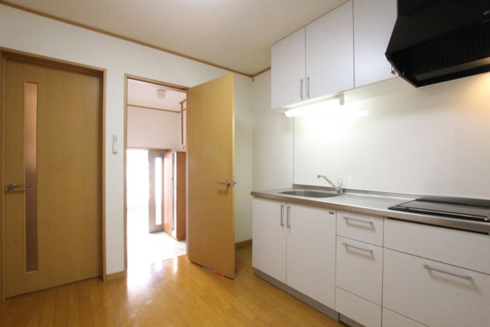 土間玄関を抜けるとキッチン空間が広がる。