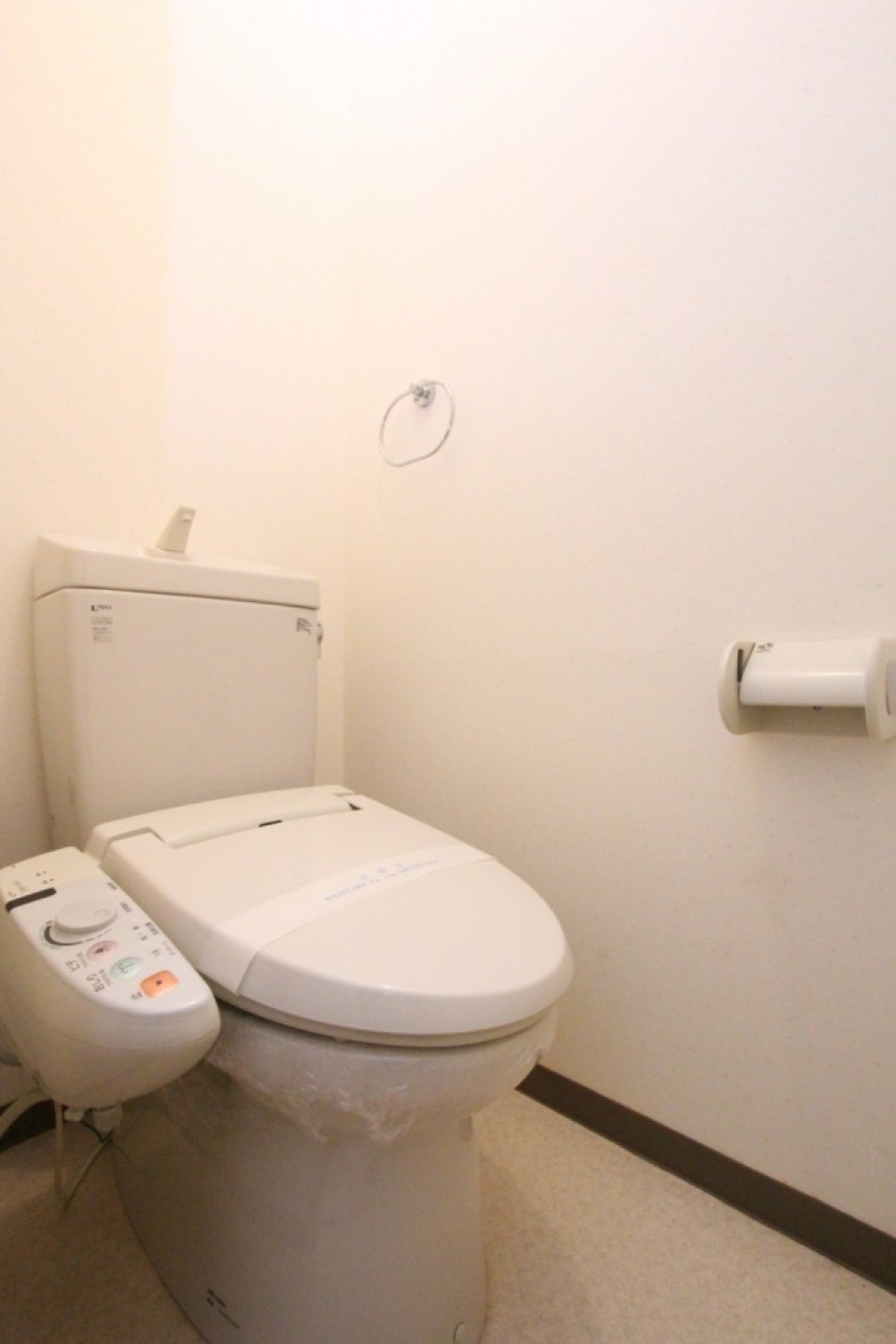 トイレはシャワートイレ付き。