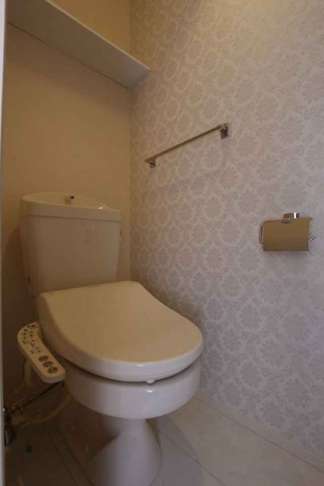 トイレはシャワートイレ付き。