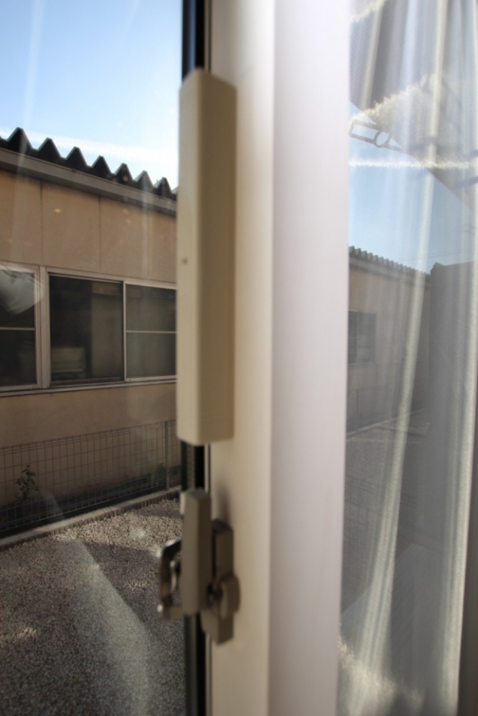 窓には人感センサーが付いている。