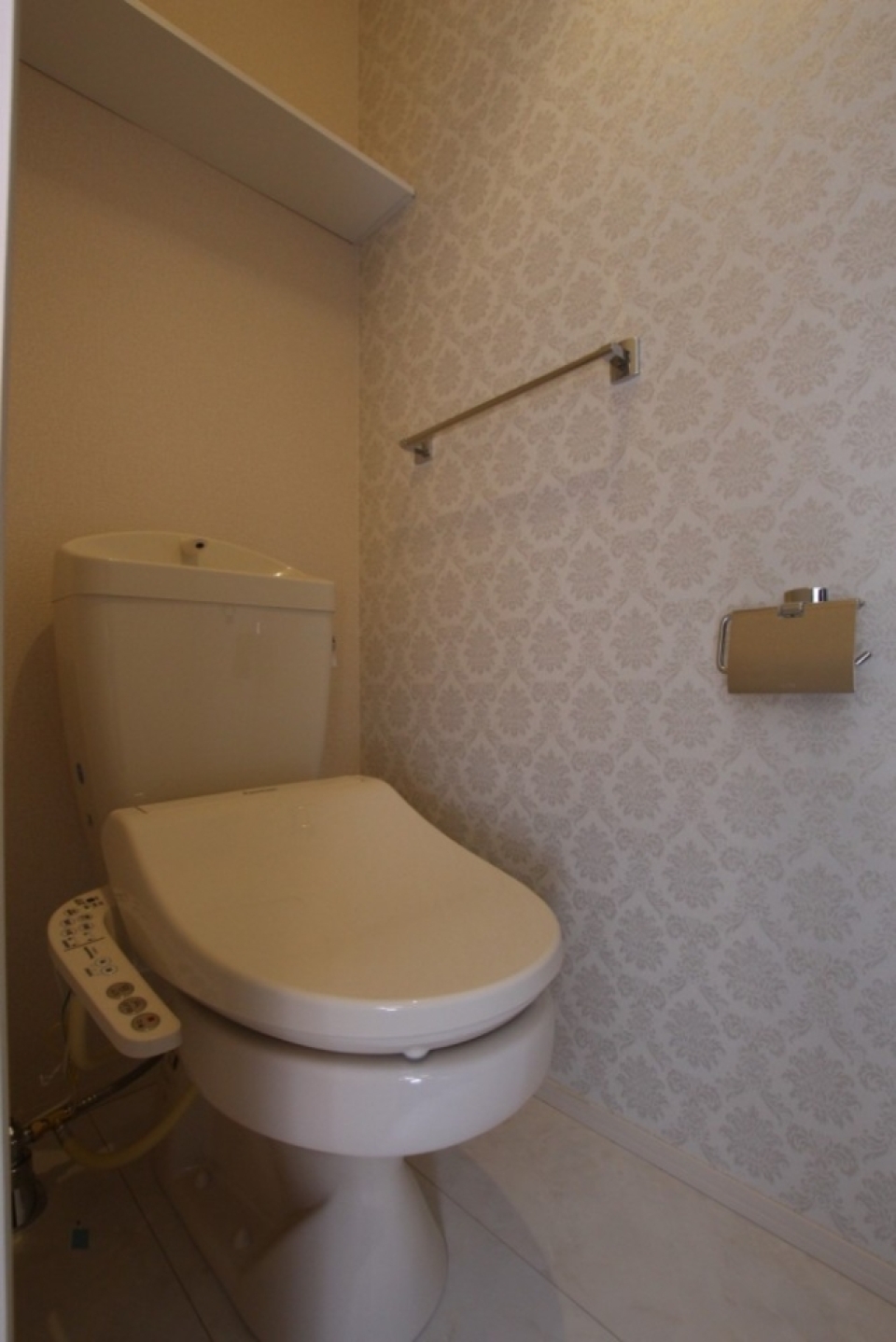 トイレはシャワートイレ付き。