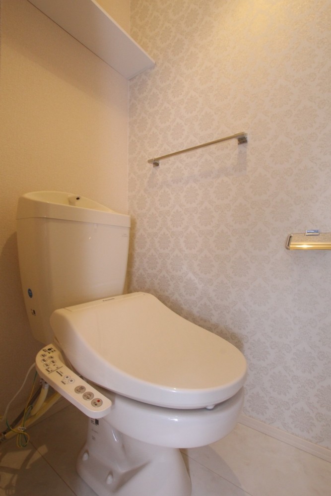 トイレはシャワートイレ付き。