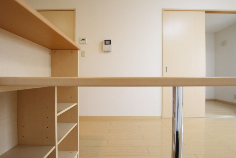 カウンター下に便利な備え付け家具。