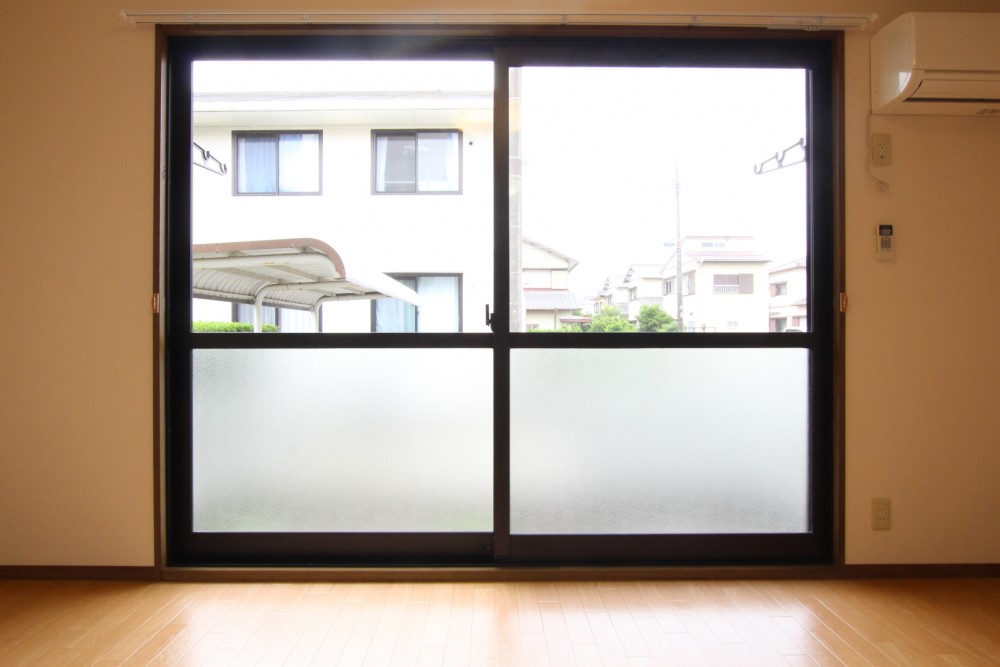 この大きな窓には1間半のカーテンが必要でしょう。