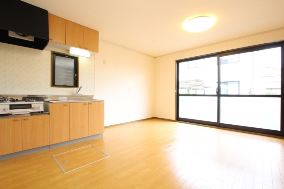 シンプルな壁付のキッチンでお部屋が広く使えます。
