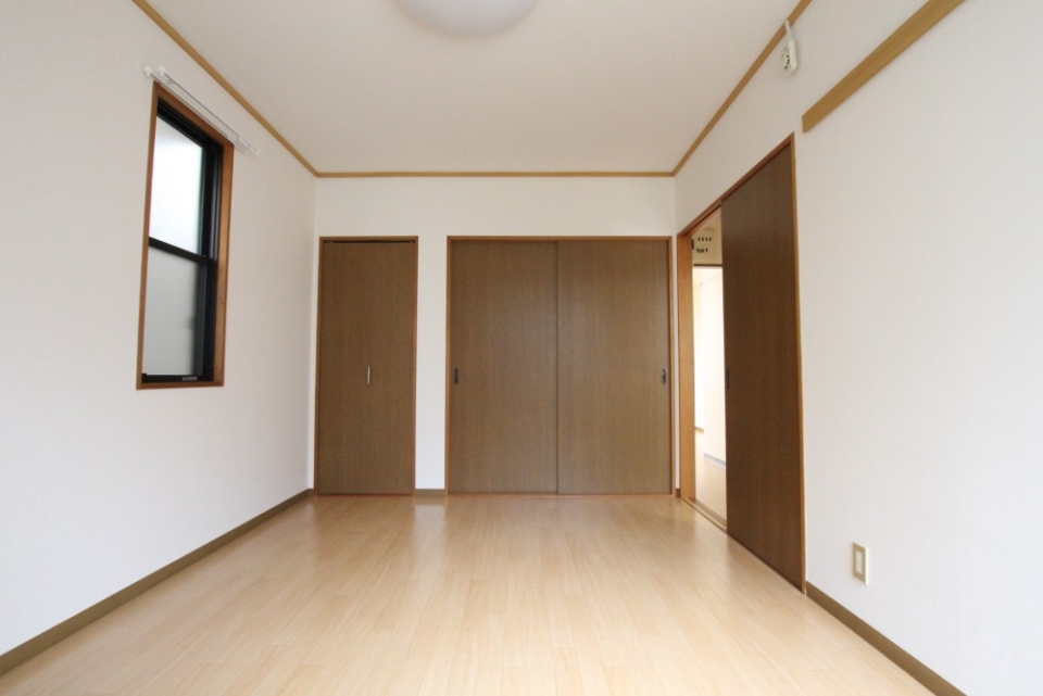 2LDK という点も注目。こちらは縦長の6帖洋室。