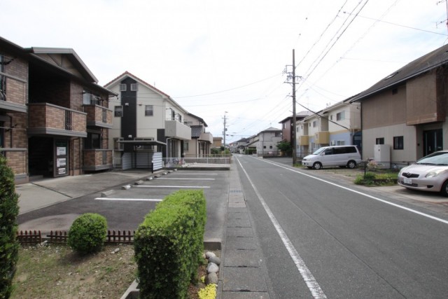 閑静な住宅街に建つ4戸イチのアパート。