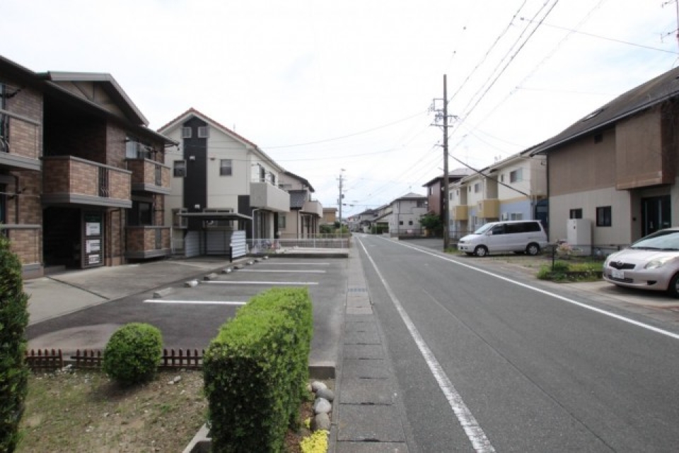 閑静な住宅街に建つ4戸イチのアパート。