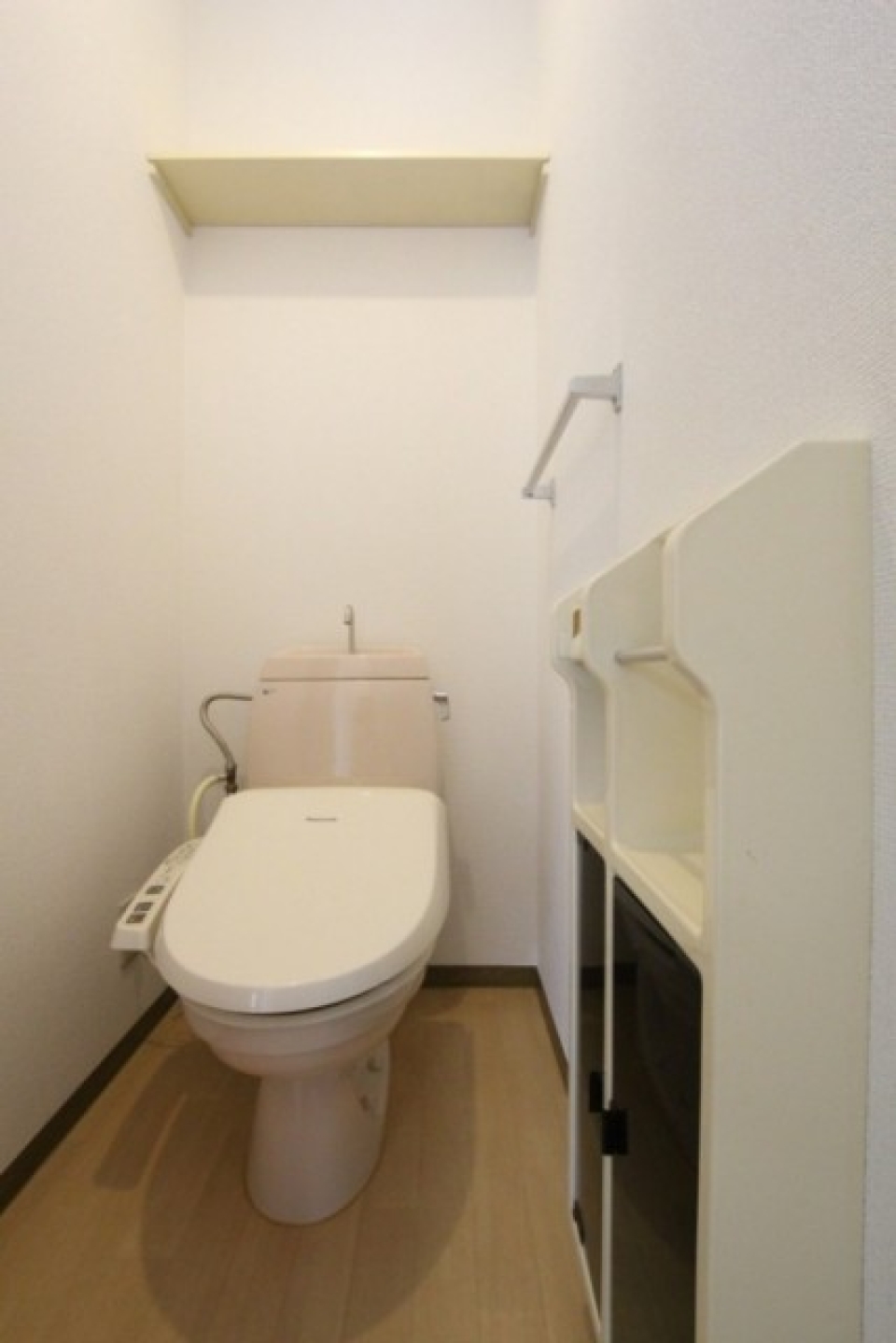 トイレはシャワートイレ付き。