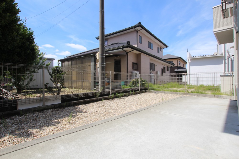 贅沢な専用庭つきです。