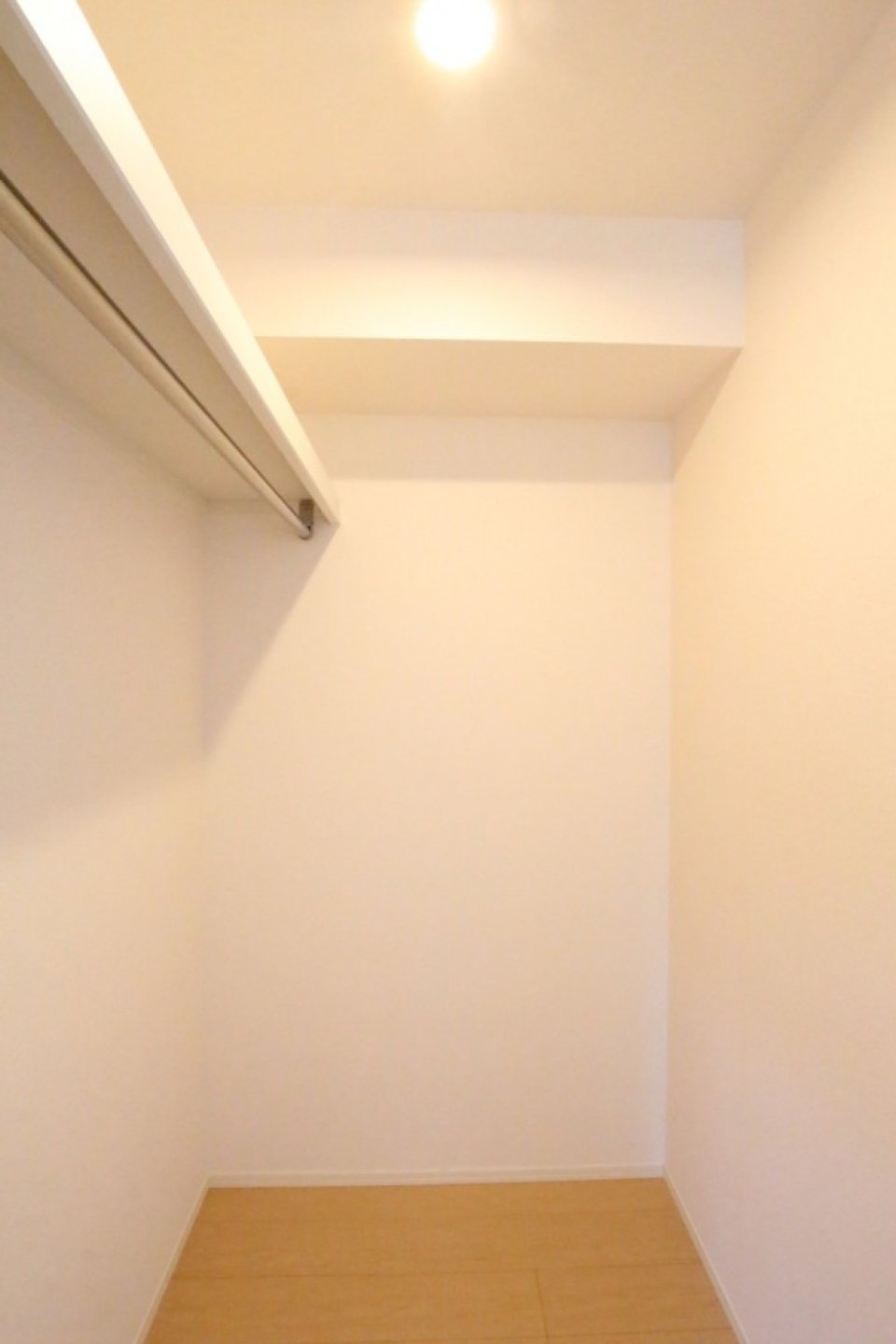 棚やレールが付いていて使いやすい！