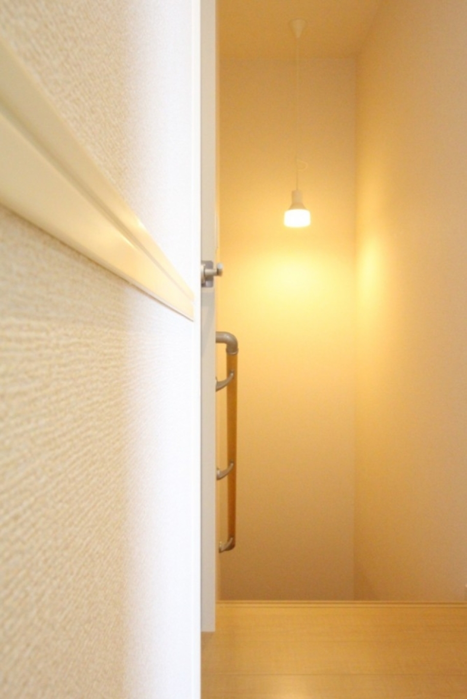 階段のランプが秘密のアジトっぽくて素敵。