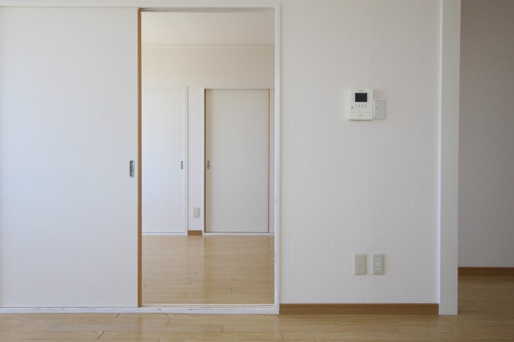 白い壁がシンプルでさわやか。