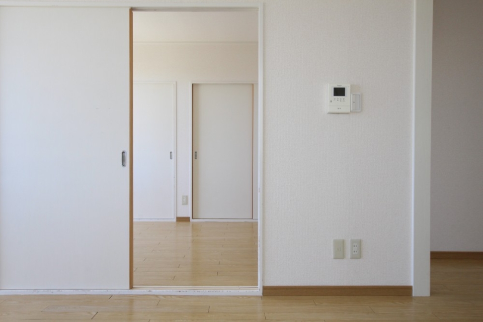 白い壁がシンプルでさわやか。