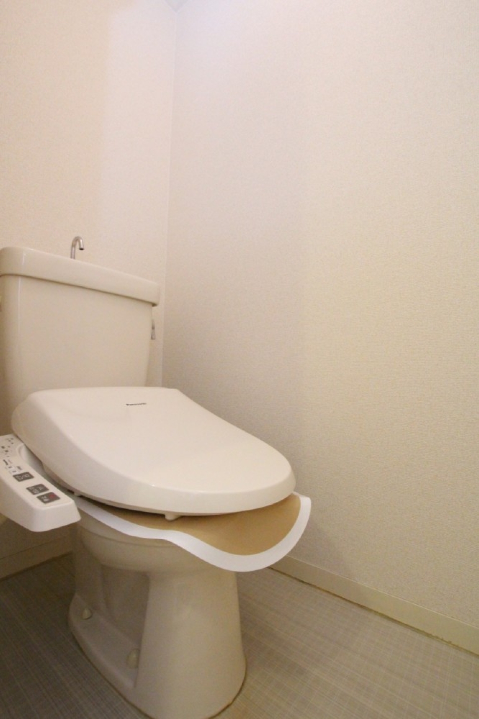 トイレはシャワートイレ付き。