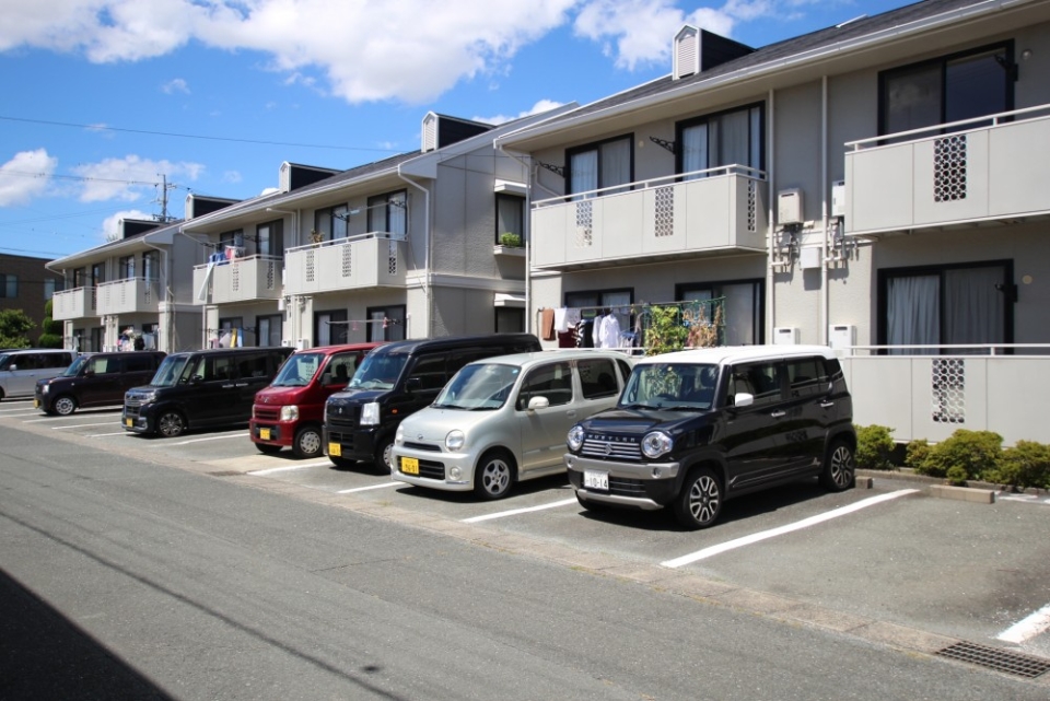敷地内には計3棟の建物が並ぶ。