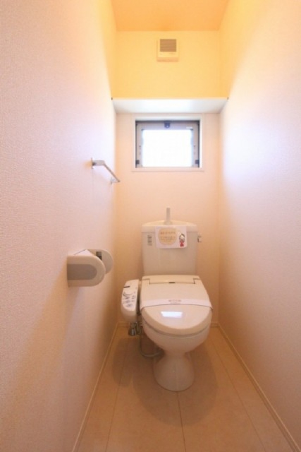 トイレはシャワートイレ付き。