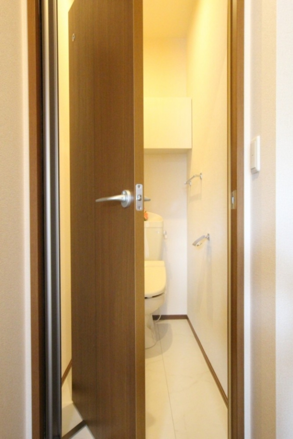 なんとも斬新な開き方をするトイレの扉。