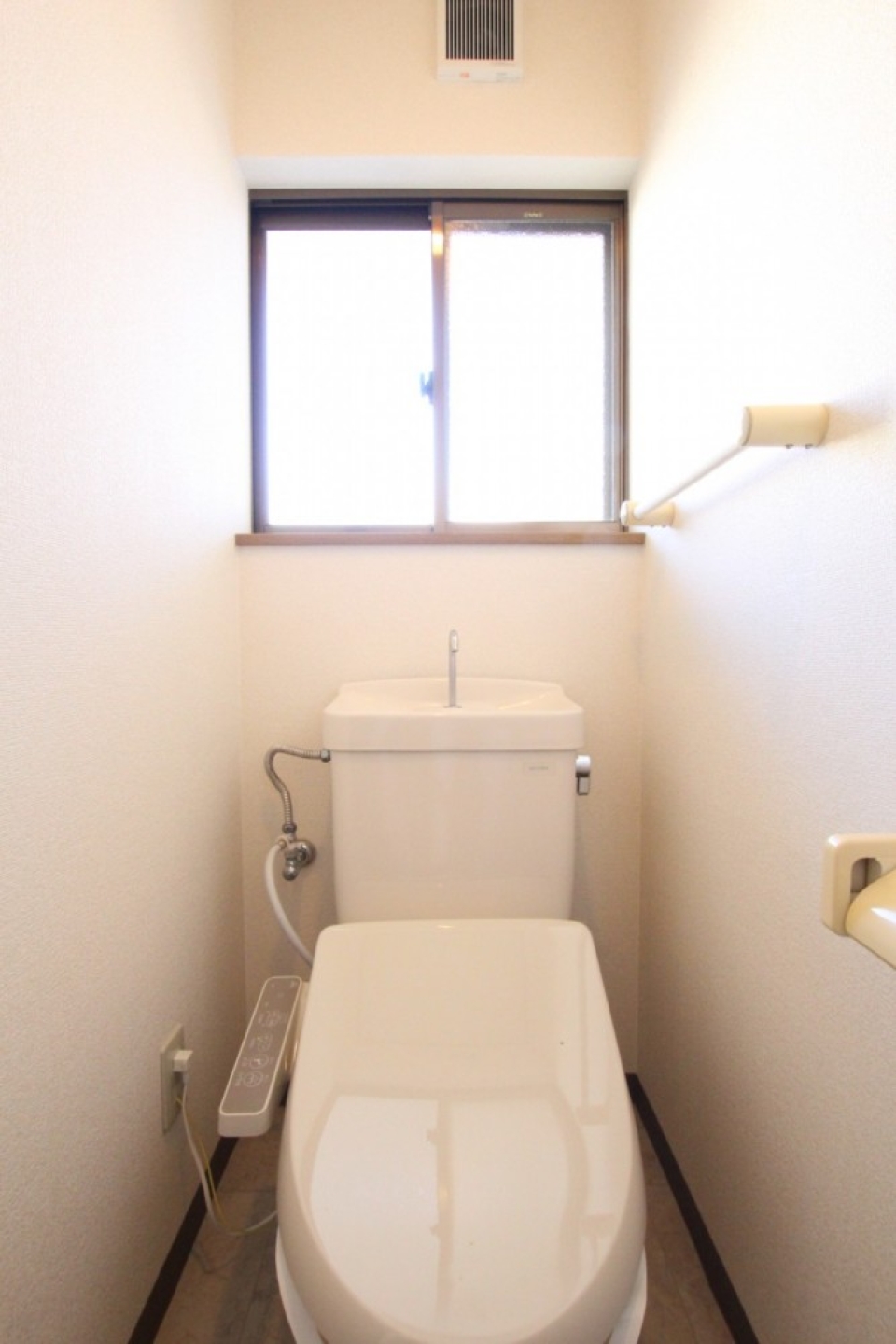 トイレはシャワートイレ付き。